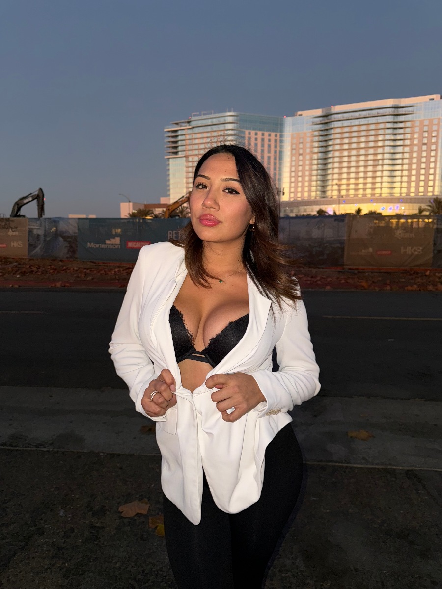 Take a pause and enjoy Ali Cruz — streaming from Zoucheng