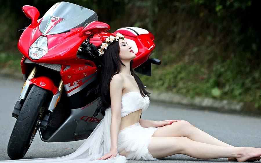 Beautiful girls and motorcycles in Zoucheng
