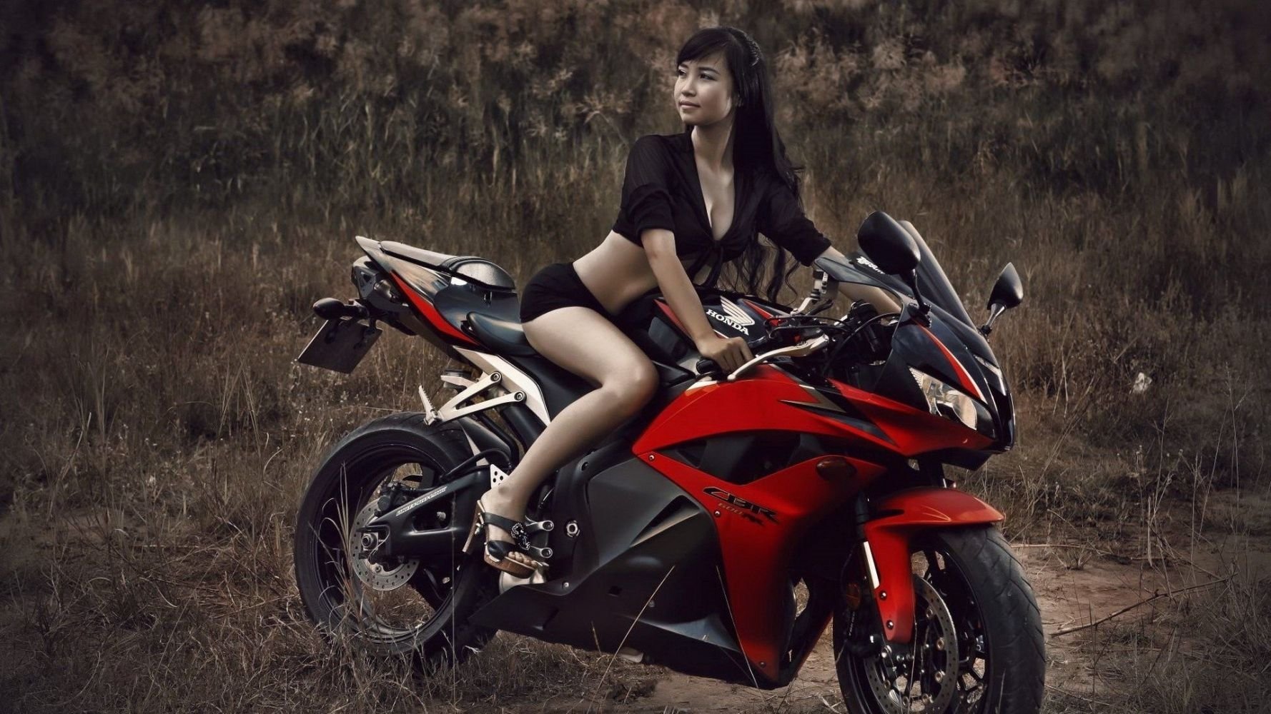 Fitness girls and bikes in Zoucheng
